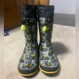 Tractor snow boots. Got last season. Great. Condition. Size 11/12